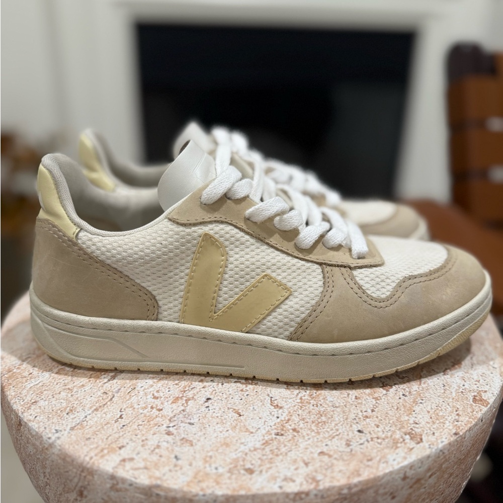 Veja Women's White / Butter / Almond size 5